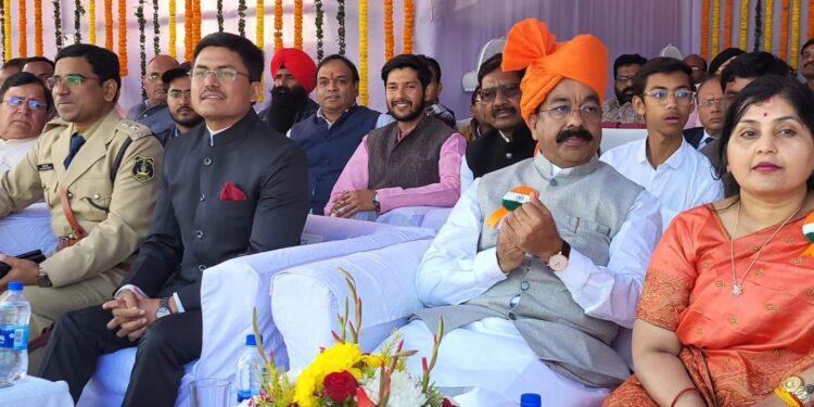 आज 26 जनवरी गणतंत्र दिवस के उपलक्ष पर माननीय उपमुख्यमंत्री छत्तीसगढ़ शासन मा. अरुण साव जी द्वारा पुलिस मैदान में ध्वजारोहण कर मुख्यमंत्री जी का संदेश दिया गया