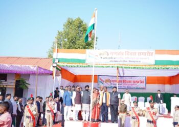 करगी रोड कोटा डी के पी हायर सेकेंडरी स्कूल आत्मानंद इंग्लिश मीडियम के प्रांगण में आयोजित 26 जनवरी गणतंत्र दिवस का कार्यक्रम हर्षोल्लास के साथ मनाया गया