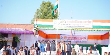 करगी रोड कोटा डी के पी हायर सेकेंडरी स्कूल आत्मानंद इंग्लिश मीडियम के प्रांगण में आयोजित 26 जनवरी गणतंत्र दिवस का कार्यक्रम हर्षोल्लास के साथ मनाया गया