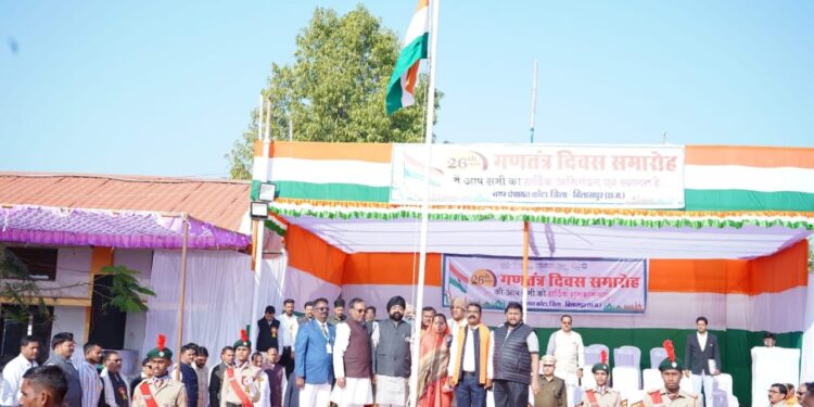 करगी रोड कोटा डी के पी हायर सेकेंडरी स्कूल आत्मानंद इंग्लिश मीडियम के प्रांगण में आयोजित 26 जनवरी गणतंत्र दिवस का कार्यक्रम हर्षोल्लास के साथ मनाया गया