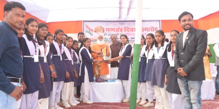 75वां गणतंत्र दिवस का मुख्य समारोह डी के पी विद्यालय प्रांगण में अयोजित किया गया।