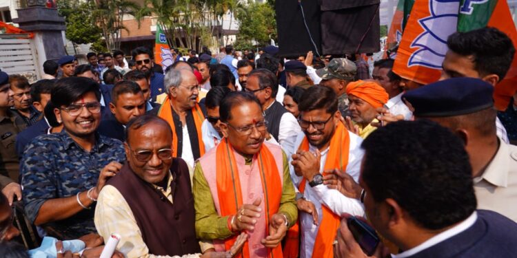 लोकसभा केंद्रीय चुनाव कार्यालय भारतीय जनता पार्टी का उद्घाटन राज भवन के पास मोती बाग रोड रायपुर मैं माननीय मुख्यमंत्री विष्णु देवसाय जी माननीय बृजमोहन अग्रवाल उच्च शिक्षा मंत्री के द्वारा उद्घाटन संपन्न हुआ उपरोक्त कार्यक्रम में मुलाकात का अवसर मिला