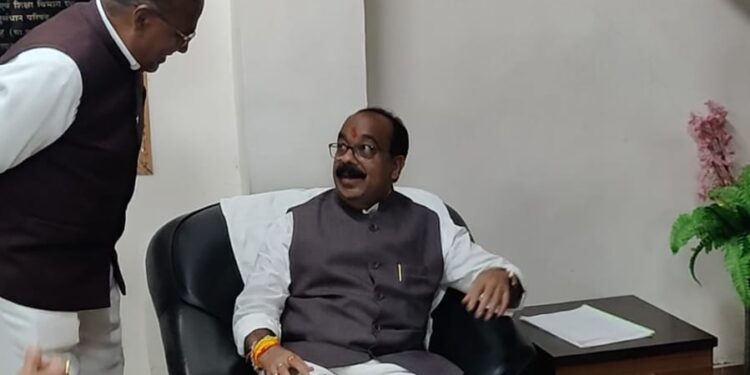 भारतीय जनता पार्टी छत्तीसगढ़ उपमुख्यमंत्री लोक निर्माण विभाग नगरी प्रशासन पी एच इ मंत्री छत्तीसगढ़ शासन माननीय अरुण साव जी गेस्ट हाउस कृषि विश्वविद्यालय रायपुर मुलाकात कर करगी रोड कोटा सिद्ध बाबा के दर्शन हेतु सादर आमंत्रित किया