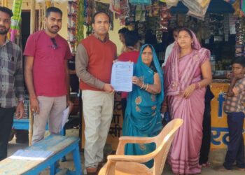 चंद्र प्रकाश सोनी नायब तहसीलदार लोरमी पटवारी विजय साहू कोटवार विकास आंगन बाड़ी कार्यकर्ता साहू मेडम ग्राम बोड़तार महतारी वंदन योजना का फॉर्म भरवाने मौके पर उपस्थित हुए