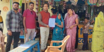 चंद्र प्रकाश सोनी नायब तहसीलदार लोरमी पटवारी विजय साहू कोटवार विकास आंगन बाड़ी कार्यकर्ता साहू मेडम ग्राम बोड़तार महतारी वंदन योजना का फॉर्म भरवाने मौके पर उपस्थित हुए