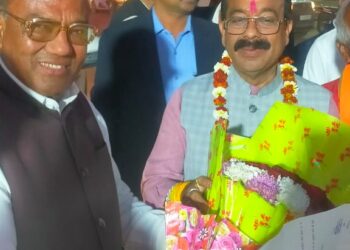 करगी रोड कोटा माननीय उपमुख्यमंत्री लोक निर्माण विभाग नगरी प्रशासन लोक स्वास्थ्य यांत्रिकी विभाग मंत्री अरुण साव लोरमी प्रवास पर लोरमी में सौजन्य मुलाकात करगी रोड कोटा सिद्ध बाबा दर्शन लाभ एवं सरस्वती शिशु मंदिर उच्चतर माध्यमिक विद्यालय करगी रोड कोटा सांसद राशि अतिरिक्त कक्ष का लोकार्पण हेतु आमंत्रण किया उन्होंने आने का आश्वासन दिया उपरोक्त कार्यक्रम में उपस्थित वेंकट लाल अग्रवाल जिला संयोजक सांस्कृतिक प्रकोष्ठ नट्टू अग्रवाल वरिष्ठ भाजपा नेता संतोष दुबे वरिष्ठ भाजपा नेता अंकित अग्रवाल भाजपा युवा नेता शामिल थे