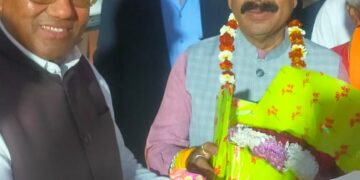 करगी रोड कोटा माननीय उपमुख्यमंत्री लोक निर्माण विभाग नगरी प्रशासन लोक स्वास्थ्य यांत्रिकी विभाग मंत्री अरुण साव लोरमी प्रवास पर लोरमी में सौजन्य मुलाकात करगी रोड कोटा सिद्ध बाबा दर्शन लाभ एवं सरस्वती शिशु मंदिर उच्चतर माध्यमिक विद्यालय करगी रोड कोटा सांसद राशि अतिरिक्त कक्ष का लोकार्पण हेतु आमंत्रण किया उन्होंने आने का आश्वासन दिया उपरोक्त कार्यक्रम में उपस्थित वेंकट लाल अग्रवाल जिला संयोजक सांस्कृतिक प्रकोष्ठ नट्टू अग्रवाल वरिष्ठ भाजपा नेता संतोष दुबे वरिष्ठ भाजपा नेता अंकित अग्रवाल भाजपा युवा नेता शामिल थे