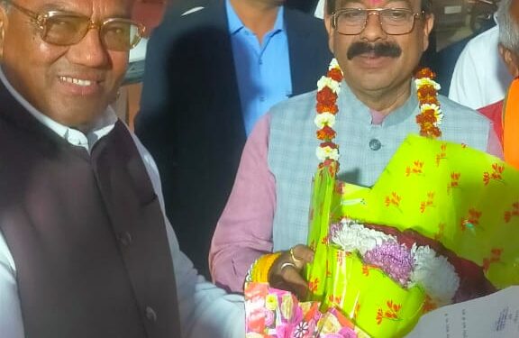 करगी रोड कोटा माननीय उपमुख्यमंत्री लोक निर्माण विभाग नगरी प्रशासन लोक स्वास्थ्य यांत्रिकी विभाग मंत्री अरुण साव लोरमी प्रवास पर लोरमी में सौजन्य मुलाकात करगी रोड कोटा सिद्ध बाबा दर्शन लाभ एवं सरस्वती शिशु मंदिर उच्चतर माध्यमिक विद्यालय करगी रोड कोटा सांसद राशि अतिरिक्त कक्ष का लोकार्पण हेतु आमंत्रण किया उन्होंने आने का आश्वासन दिया उपरोक्त कार्यक्रम में उपस्थित वेंकट लाल अग्रवाल जिला संयोजक सांस्कृतिक प्रकोष्ठ नट्टू अग्रवाल वरिष्ठ भाजपा नेता संतोष दुबे वरिष्ठ भाजपा नेता अंकित अग्रवाल भाजपा युवा नेता शामिल थे