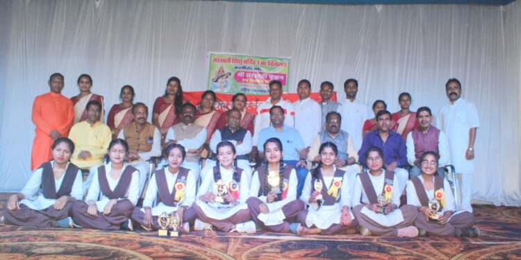 सरस्वती शिशु मंदिर उच्चतर माध्यमिक विद्यालय करगी रोड कोटा में प्राजंल मिश्रा तहसीलदार कोटा के मुख्यातिथ्य अजय अग्रवाल अध्यक्ष सरस्वती शिशु मंदिर कोटा की अध्यक्षता वेंकट लाल अग्रवाल संरक्षक सरस्वती शिशु मंदिर कोटा के विशिष्ट अतिथि एवं मनजीत सिंह पवार स्थाई सदस्य सरस्वती शिशु मंदिर कोटा के विशिष्ट आतिथ्य में मां सरस्वती पूजन, विद्यारंभ संस्कार, मातृ- पितृ पूजन एवं वार्षिक उत्सव के साथ सांस्कृतिक कार्यक्रम संपन्न हुआ