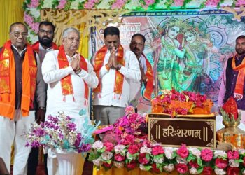 करगी रोड कोटा भागवत कथा नवागांव में पहुंचे पूर्व विधानसभा अध्यक्ष विधायक बिल्हा माननीय धरमलाल कौशिक पूर्व विधानसभा अध्यक्ष विधायक बिल्हा रजनीश सिंह पूर्व विधायक बेलतरा नवागांव जाते वक्त न्यू मित्र मिलन ढाबा मैं कार्यकर्ताओं से मुलाकात कर नवागांव पहुंचे संगीत मय भागवत कथा जिला महामंत्री मोहित जायसवाल कै निवास स्थान पर महाराज जी का आशीर्वाद लिया