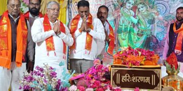 करगी रोड कोटा भागवत कथा नवागांव में पहुंचे पूर्व विधानसभा अध्यक्ष विधायक बिल्हा माननीय धरमलाल कौशिक पूर्व विधानसभा अध्यक्ष विधायक बिल्हा रजनीश सिंह पूर्व विधायक बेलतरा नवागांव जाते वक्त न्यू मित्र मिलन ढाबा मैं कार्यकर्ताओं से मुलाकात कर नवागांव पहुंचे संगीत मय भागवत कथा जिला महामंत्री मोहित जायसवाल कै निवास स्थान पर महाराज जी का आशीर्वाद लिया