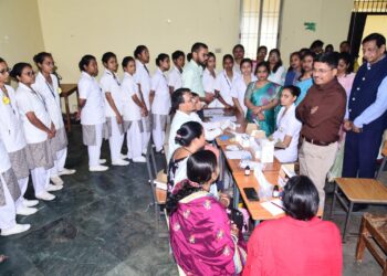 *कलेक्टर ने सिकल सेल जांच शिविरों का किया निरीक्षण घर घर दस्तक देकर करें सिकल सेल एनीमिया की जांच*