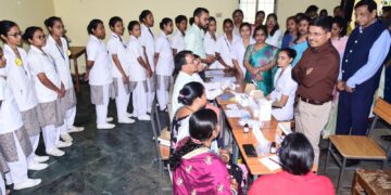 *कलेक्टर ने सिकल सेल जांच शिविरों का किया निरीक्षण घर घर दस्तक देकर करें सिकल सेल एनीमिया की जांच*