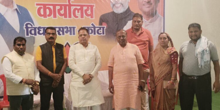 करगी रोड कोटा लोकसभा चुनाव 2024 विधानसभा कोटा का कार्यालय का शुभारंभ अमर अग्रवाल लोकसभा क्लस्टर विधायक बिलासपुर द्वारा बाजा गाजा पटाखा जय श्री राम नारे के साथ फिता काटकर पंडित डॉक्टर श्यामा प्रसाद मुखर्जी दीनदयाल उपाध्याय भारत माता के शैल चित्र पर दीप प्रज्वलित कर कार्यालय का विधिवत शुभारंभ किया गया