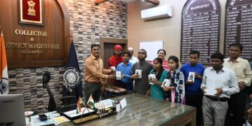 *दिव्यांगजनों को कलेक्टर ने बांटे डेजी प्लेयर*