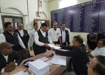 जिला अधिवक्ता संघ के लिए *अध्यक्ष* पद हेतु सीनियर अधिवक्ता *आनंदकंद तिवारी जी* ने भी नामांकन ख़रीदा