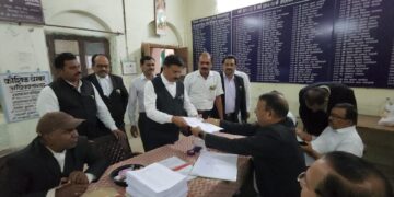 जिला अधिवक्ता संघ के लिए *अध्यक्ष* पद हेतु सीनियर अधिवक्ता *आनंदकंद तिवारी जी* ने भी नामांकन ख़रीदा