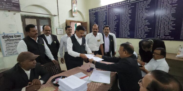 जिला अधिवक्ता संघ के लिए *अध्यक्ष* पद हेतु सीनियर अधिवक्ता *आनंदकंद तिवारी जी* ने भी नामांकन ख़रीदा