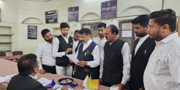 आज 5 मार्च 2024 को जिलाअधिवक्ता संघ के अध्यक्ष* पद के प्रत्याशी आनंद कंद तिवारी जी ने जिला न्यायालय में प्रचार करके अपने समर्थन में वोट मांगे और बार को मजबूत, वकीलों के आर्थिक उन्नयन,एडवोकेट प्रोटेक्शन एक्ट, परिसर में स्वास्थ्य केंद्र,साफ शौचालय, पार्किंग व्यवस्था, वकीलों का उचित चैंबर व मूलभूत सुविधाओं और आवश्यकताओं को जीत के पश्चात अधिवक्ताओं व संघ के अन्य पदाधिकारी के साथ मिलकर पूरा करने की बात कही 