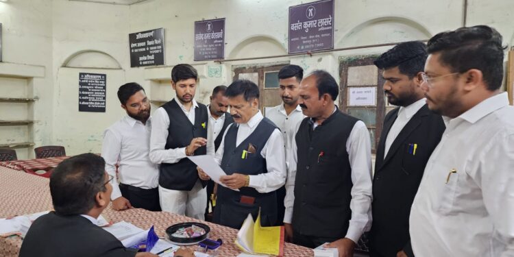 आज 5 मार्च 2024 को जिलाअधिवक्ता संघ के अध्यक्ष* पद के प्रत्याशी आनंद कंद तिवारी जी ने जिला न्यायालय में प्रचार करके अपने समर्थन में वोट मांगे और बार को मजबूत, वकीलों के आर्थिक उन्नयन,एडवोकेट प्रोटेक्शन एक्ट, परिसर में स्वास्थ्य केंद्र,साफ शौचालय, पार्किंग व्यवस्था, वकीलों का उचित चैंबर व मूलभूत सुविधाओं और आवश्यकताओं को जीत के पश्चात अधिवक्ताओं व संघ के अन्य पदाधिकारी के साथ मिलकर पूरा करने की बात कही