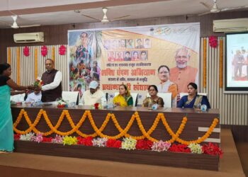 करगी रोड कोटा महतारी वंदन योजना की पहली किस्त मोदी के हाथों महिलाओं के खातों में पहुंची वर्चुअल जुड़े पीएम मोदी कोटा डीकेपीशासकीय उच्चतर माध्यमिक शाला आत्मानंद स्कूल के प्रांगण मैं हुआ कार्यक्रम हजारों की संख्या में मौजूद रही महतारी वंदन की महिलाएं