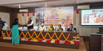 करगी रोड कोटा महतारी वंदन योजना की पहली किस्त मोदी के हाथों महिलाओं के खातों में पहुंची वर्चुअल जुड़े पीएम मोदी कोटा डीकेपीशासकीय उच्चतर माध्यमिक शाला आत्मानंद स्कूल के प्रांगण मैं हुआ कार्यक्रम हजारों की संख्या में मौजूद रही महतारी वंदन की महिलाएं