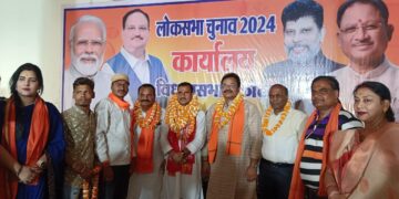 भारतीय पार्टी कार्यालय मैं आयोजित बैठक विधानसभा स्तरीय बैठक का शुभारंभ भारत माता की तेल चित्र डॉ श्यामा प्रसाद मुखर्जी दीनदयाल उपाध्याय जी के तेल चित्र पर दीप प्रज्वलित कर बैठक का शुभारंभ किया