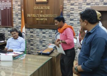 करगी रोड कोटा नगर की और लोगों की विभिन्न समस्याओं को लेकर आज बिलासपुर कलेक्टर अवनीश शरण से मिलकर उन्हें समस्याओं से अवगत कराकर जल्द से जल्द निराकरण का निवेदन किया गया