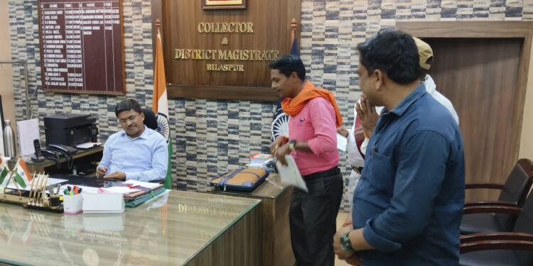 करगी रोड कोटा नगर की और लोगों की विभिन्न समस्याओं को लेकर आज बिलासपुर कलेक्टर अवनीश शरण से मिलकर उन्हें समस्याओं से अवगत कराकर जल्द से जल्द निराकरण का निवेदन किया गया