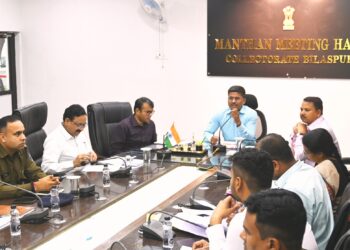 *कलेक्टर ने ली राजस्व अधिकारियों की बैठक*