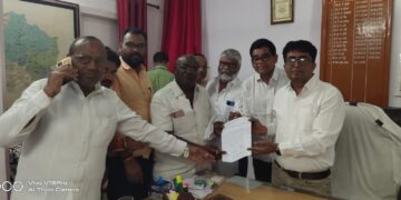 *जनप्रतिनिधियों ने डाक अधीक्षक बिलासपुर को ज्ञापन देकर..कोटा पोस्ट ऑफिस को नगर के अंदर शिफ्ट कराने की मांग की.. अधीक्षक ने आश्वासन दिया कि जल्द ही शिफ्ट कर देंगे..आप लोग निश्चिन्त रहें।*