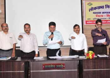 *गणवेश एवं पुस्तक किसी विशेष दुकान से लेने पालकों को नहीं करें बाध्य : कलेक्टर*