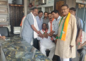 करगी रोड कोटा भारतीय जनता पार्टी स्थापना दिवस पर डॉक्टर श्यामा प्रसाद मुखर्जी पंडित दीनदयाल जी उपाध्याय भारत माता के तेल चित्र पर दीप प्रज्वलित कर कार्यक्रम का शुभारंभ हुआ