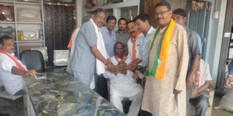 करगी रोड कोटा भारतीय जनता पार्टी स्थापना दिवस पर डॉक्टर श्यामा प्रसाद मुखर्जी पंडित दीनदयाल जी उपाध्याय भारत माता के तेल चित्र पर दीप प्रज्वलित कर कार्यक्रम का शुभारंभ हुआ