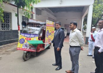 कलेक्टर एवं जिला निर्वाचन अधिकारी अवनीश शरण ने जिला कार्यालय परिसर से मतदाता जागरूकता रथ को हरी झंडी दिखाई। नगर निगम द्वारा तैयार यह रथ विशेषकर शहर के कम मतदान क्षेत्रों में फेरे लगाएगी। लोगों से संपर्क कर चुनाव आयोग के शत प्रतिशत मतदान का संदेश देगी। नगर निगम आयुक्त अमितकुमार भी इस अवसर पर उपस्थित थे।