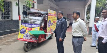 कलेक्टर एवं जिला निर्वाचन अधिकारी अवनीश शरण ने जिला कार्यालय परिसर से मतदाता जागरूकता रथ को हरी झंडी दिखाई। नगर निगम द्वारा तैयार यह रथ विशेषकर शहर के कम मतदान क्षेत्रों में फेरे लगाएगी। लोगों से संपर्क कर चुनाव आयोग के शत प्रतिशत मतदान का संदेश देगी। नगर निगम आयुक्त अमितकुमार भी इस अवसर पर उपस्थित थे।