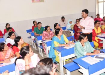 *मतदान अधिकारियों के प्रशिक्षण का कलेक्टर ने किया अवलोकन ईवीएम के हैंड्स ऑन प्रशिक्षण पर दिया जोर*