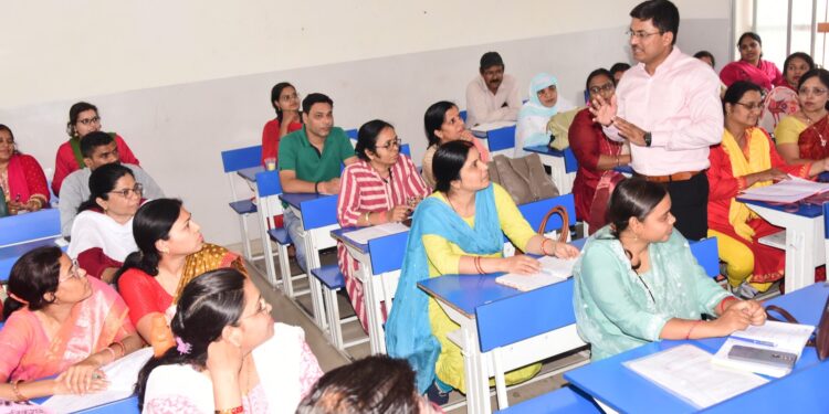 *मतदान अधिकारियों के प्रशिक्षण का कलेक्टर ने किया अवलोकन ईवीएम के हैंड्स ऑन प्रशिक्षण पर दिया जोर*