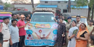 आज दिनांक 8/6/24 को कोटा थाना परिसर में   चेतना कार्यक्रम के अंतर्गत मालवाहक वाहन ऑटो , पिकअप वाहन  और ट्रैक्टर्स के मालिक एवं ड्राइवर्स की बैठक लेकर उन्हें यातायात के नियमों का पालन करने नशा कर वाहन न चलाने मालवाहक वाहनों पर  सवारी नहीं ढोने  की हिदायत  दी गई साथ ही ऐसा करने से इसके दुष्प्रभाव को विस्तार से समझाया गया