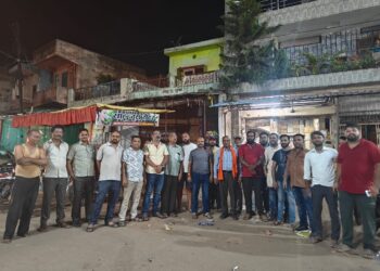 करगी रोड कोटा लोकसभा बिलासपुर सांसद तोखन साहू जी को राज्यसभा मंत्री बनाए जाने पर आज उन्होंने संसद में शपथ ग्रहण किया भारतीय जनता पार्टी करगी रोड कोटा नगर में पटाखा बाजा मिठाई के साथ कार्यकर्ताओं द्वारा चंडी माता चौक में एक दूसरे से गले मिल बधाइयां दी