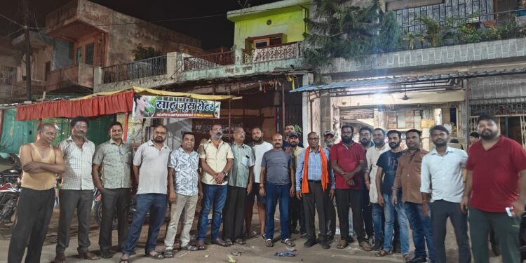 करगी रोड कोटा लोकसभा बिलासपुर सांसद तोखन साहू जी को राज्यसभा मंत्री बनाए जाने पर आज उन्होंने संसद में शपथ ग्रहण किया भारतीय जनता पार्टी करगी रोड कोटा नगर में पटाखा बाजा मिठाई के साथ कार्यकर्ताओं द्वारा चंडी माता चौक में एक दूसरे से गले मिल बधाइयां दी