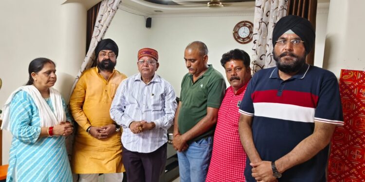 *बिल्हा विधायक व पूर्व विधानसभा अध्यक्ष धरम कौशिक नईदुनिया के संपादक डॉ सुनील गुप्ता के निवास पहुंचकर दी श्रद्धाजंलि*