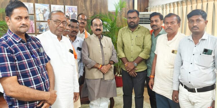 भारतीय जनता पार्टी के वरिष्ठ नेता व पाषर्दगढ़ रायपुर में किए उपमुख्यमंत्री श्री अरुण साव जी से मुलाकात 