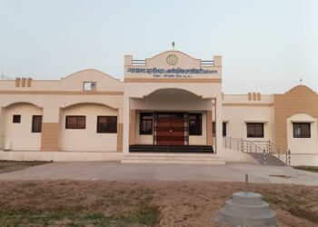 आर आई नही होने से हो रही भारी परेशानी कई महिना छुट्टी में होने से दफ्तर का चक्कर लगा रहे किसान का चप्पल घीस गये