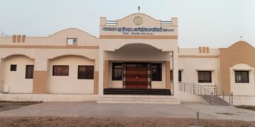 आर आई नही होने से हो रही भारी परेशानी कई महिना छुट्टी में होने से दफ्तर का चक्कर लगा रहे किसान का चप्पल घीस गये