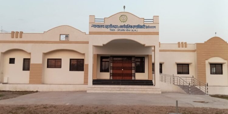 आर आई नही होने से हो रही भारी परेशानी कई महिना छुट्टी में होने से दफ्तर का चक्कर लगा रहे किसान का चप्पल घीस गये