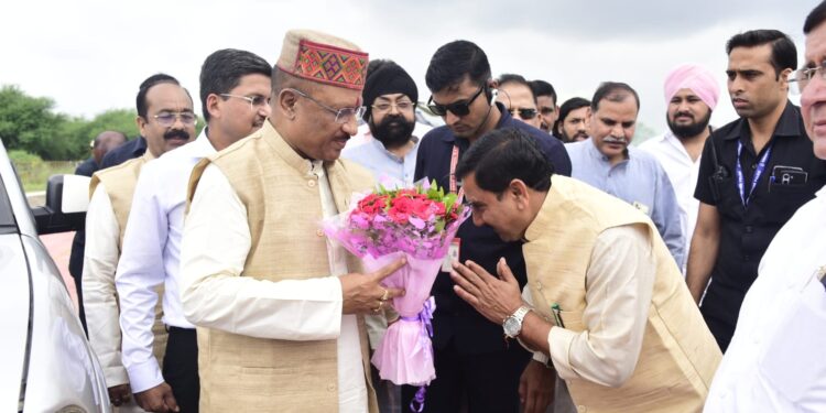 *मुख्यमंत्री श्री विष्णुदेव साय का हेलीपैड पर स्वागत*