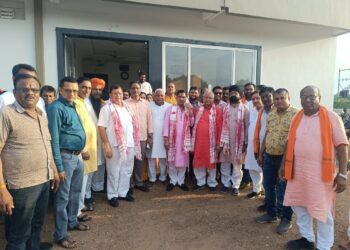 करगी रोड कोटा भारतीय जनता पार्टी मतदाता सम्मान समारोह लोकसभा बिलासपुर विधानसभा कोटा में संपन्न हुआ मुख्य अतिथि बिलासपुर लोकसभा सांसद केंद्रीय राज्य मंत्री तोखन साहू धरमलाल कौशिक विधायक बिल्हा पुन्नूलाल मोहले विधायक मुंगेली धर्मजीत सिंह विधायक तखतपुर भूपेंद्र सवनी प्रदेश उपाध्यक्ष भारतीय जनता पार्टी रामदेव कुमावत जिला अध्यक्ष भाजपा बिलासपुर रजनीश सिंह पूर्व विधायक बेलतरा भारत माता डॉक्टर श्यामा प्रसाद मुखर्जी दीनदयाल उपाध्याय जी की तेल चित्र पर दीप प्रज्वलित कर कार्यक्रम का शुभारंभ किया*