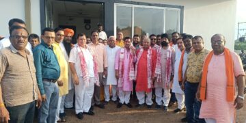 करगी रोड कोटा भारतीय जनता पार्टी मतदाता सम्मान समारोह लोकसभा बिलासपुर विधानसभा कोटा में संपन्न हुआ मुख्य अतिथि बिलासपुर लोकसभा सांसद केंद्रीय राज्य मंत्री तोखन साहू धरमलाल कौशिक विधायक बिल्हा पुन्नूलाल मोहले विधायक मुंगेली धर्मजीत सिंह विधायक तखतपुर भूपेंद्र सवनी प्रदेश उपाध्यक्ष भारतीय जनता पार्टी रामदेव कुमावत जिला अध्यक्ष भाजपा बिलासपुर रजनीश सिंह पूर्व विधायक बेलतरा भारत माता डॉक्टर श्यामा प्रसाद मुखर्जी दीनदयाल उपाध्याय जी की तेल चित्र पर दीप प्रज्वलित कर कार्यक्रम का शुभारंभ किया*