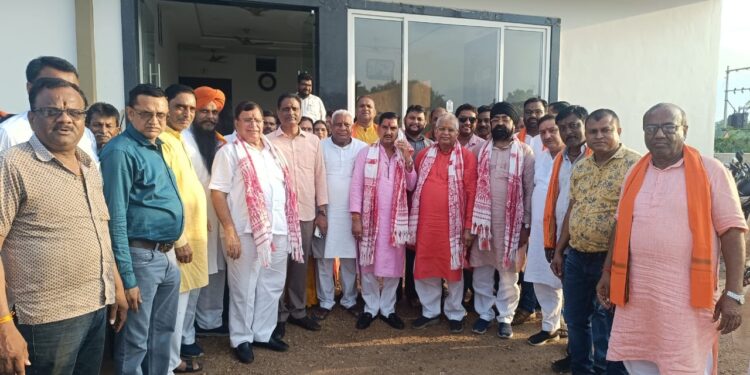 करगी रोड कोटा भारतीय जनता पार्टी मतदाता सम्मान समारोह लोकसभा बिलासपुर विधानसभा कोटा में संपन्न हुआ मुख्य अतिथि बिलासपुर लोकसभा सांसद केंद्रीय राज्य मंत्री तोखन साहू धरमलाल कौशिक विधायक बिल्हा पुन्नूलाल मोहले विधायक मुंगेली धर्मजीत सिंह विधायक तखतपुर भूपेंद्र सवनी प्रदेश उपाध्यक्ष भारतीय जनता पार्टी रामदेव कुमावत जिला अध्यक्ष भाजपा बिलासपुर रजनीश सिंह पूर्व विधायक बेलतरा भारत माता डॉक्टर श्यामा प्रसाद मुखर्जी दीनदयाल उपाध्याय जी की तेल चित्र पर दीप प्रज्वलित कर कार्यक्रम का शुभारंभ किया*